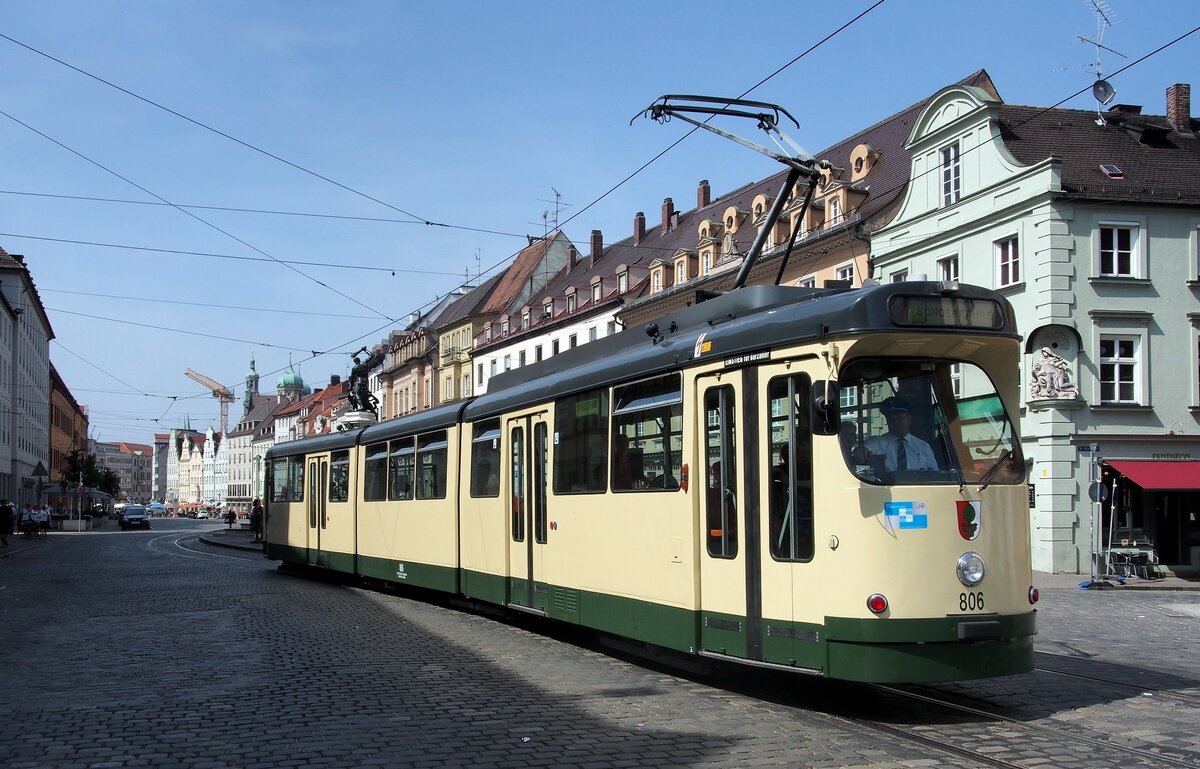 Straßenbahn / Stadtverkehr; Augsburg;    GT 8 Nr.806 von MAN-Düwag Baujahr1976 in Augsburg in der Maximilianstrasse am 04.07.2015.