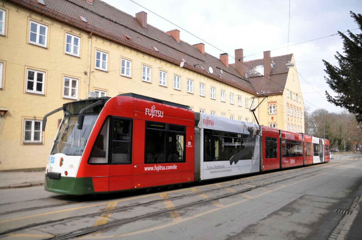 Straßenbahn / Stadtverkehr; Augsburg;   NF 8 Combino Nr.828 in der HSt Margareenstraßein Augsburg am 15.03.2013.