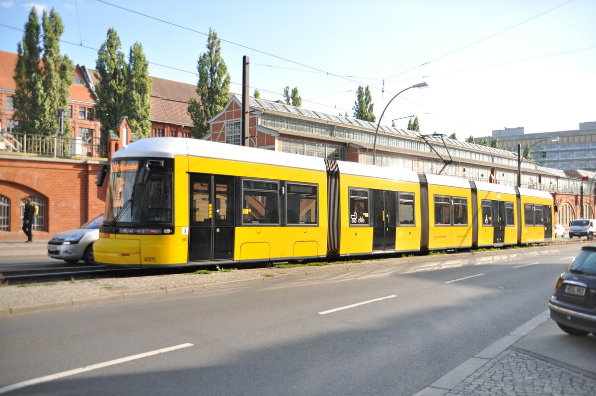 Straenbahn / Stadtverkehr;  Berlin;  Flexity Nr.4005 in Berlin, Warschauer Strae am 30.09.2013.