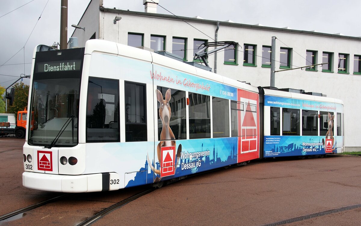 Straßenbahn / Stadtverkehr; Dessau;     LF 2000 Nr.302 von Bombardier Baujahr 2001 in Dessau am 12.10.2011.