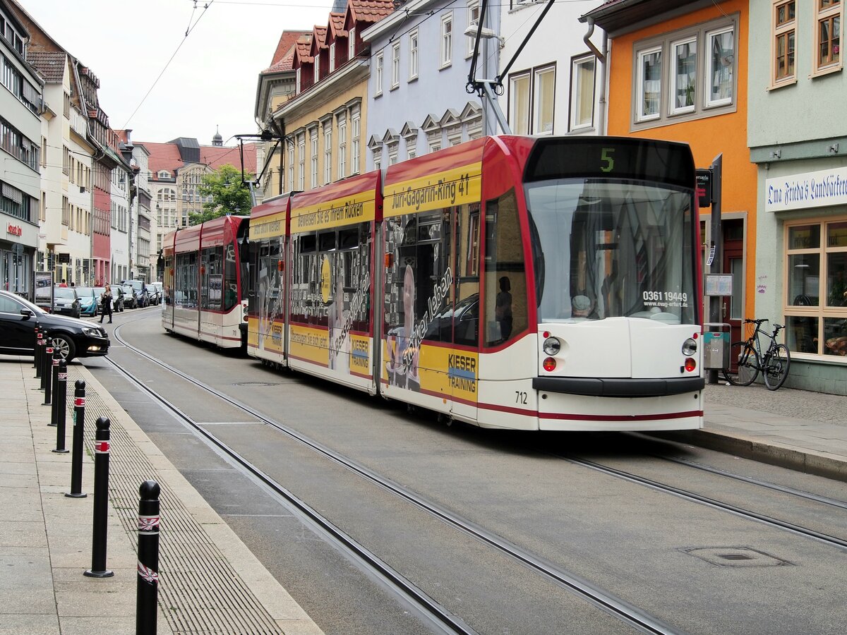 Straenbahn / Stadtverkehr; Erfurt;   Combino NF4  Nr.712 und 710 von Siemens Baujahr 2005 in der Johannesstrae in Erfurt am 26.06.2015.