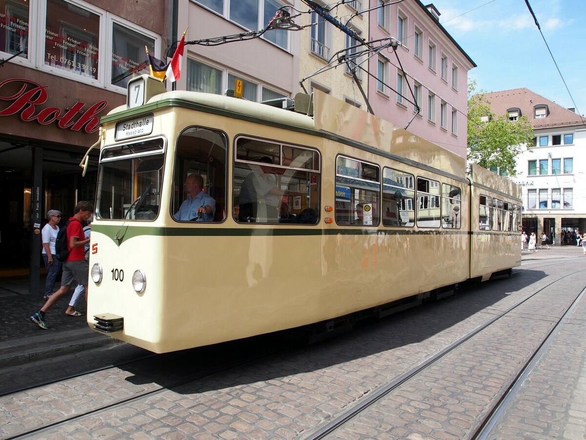 Straenbahn / Stadtverkehr; Freiburg;    GT 4 Nr.100 von Rastatt Baujahr 1959 in der Innenstadt Freiburg Breisgau am 06.07.2019.