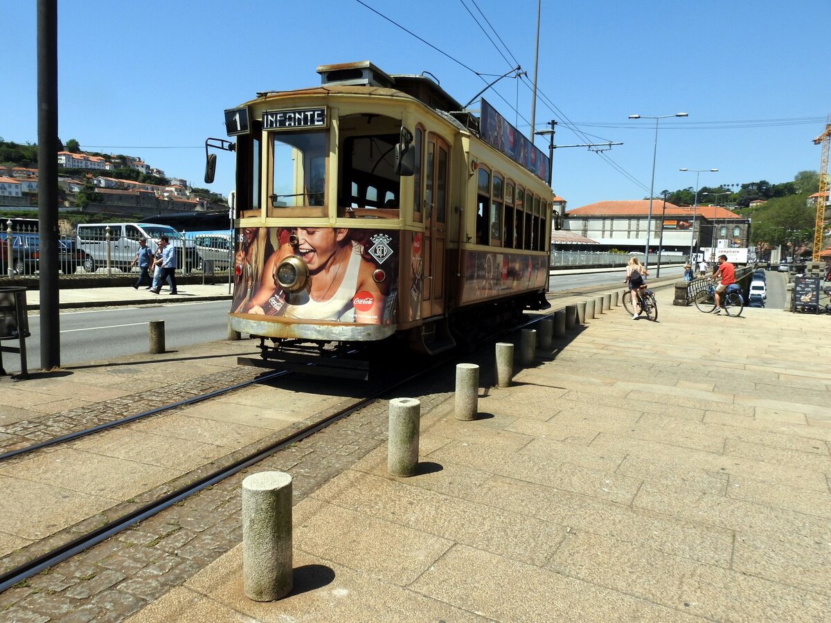 Straßenbahn / Stadtverkehr Porto;  Electrico No.131 in der Rue Nova da Alfandega in Porto am 17.05.2018.