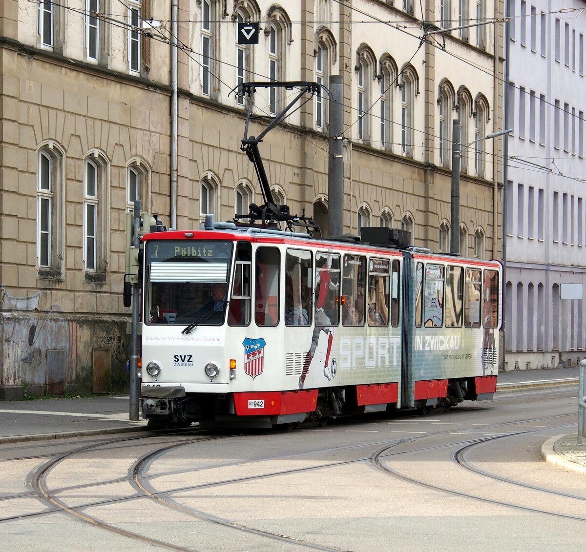 Straßenbahn / Stadtverkehr; Zwickau;      KT 4 DC Nr.942 von CKD Tatra-MGB Baujahr1987 am Neumarkt in Zwickau am 20.04.2017.