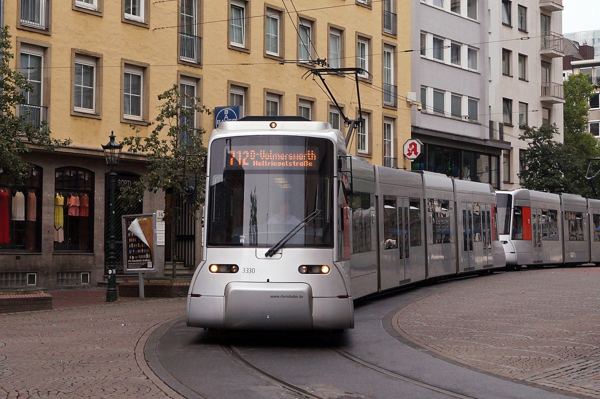 Strassenbahn Dsseldorf: Seit dem 21. Februar 2015 verkehrt die Strassenbahn Dsseldorf nicht mehr auf der Bolker Strasse und Hunsrckenstrasse, wo sie die Altstadt berhrte. NF8U 3330 (oder Hamsterbacken genannt) der Linie 712, verewigt am 7. August 2013.
Foto: Walter Ruetsch