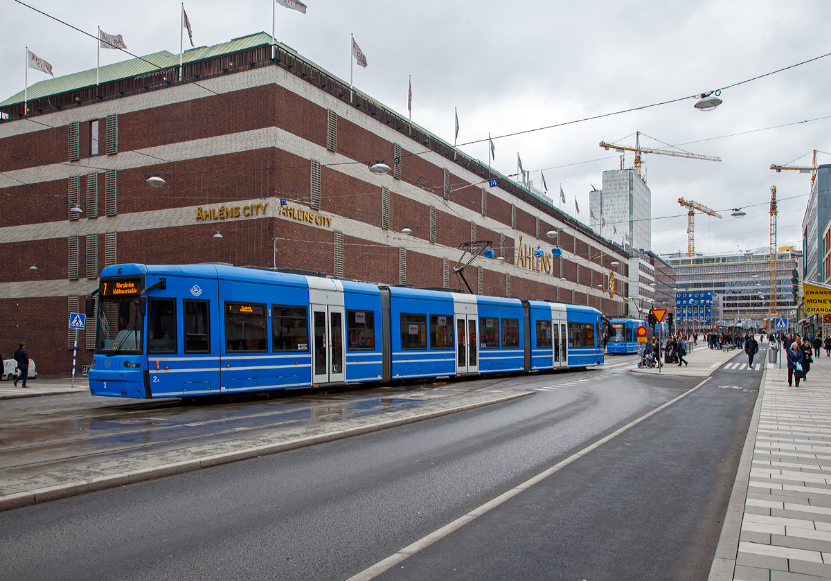 Straenbahn Stockholm:
Triebwagen 2 der SL (AB Storstockholms Lokaltrafik), ein SL A34 bzw. ein Zweirichtungs-Niederflur-Straenbahnwagen vom Typ Bombardier Flexity Classic NGT8 am 21.03.2019 als Linie 7 bei der Station Sprvg City.

Die Straenbahn Stockholm (schwedisch Stockholms sprvgar) ist nach der Tunnelbana das wichtigste Verkehrsmittel in der schwedischen Hauptstadt. Es gibt jedoch nur noch wenigen Linien. Hier die Linie 7 Sprvg City – Waldemarsudde wurde 2010 neu erffnet. Die SL A34  Triebwagen 1bis 6 vom Typ Flexity Classic NGT8 (ursprnglicher Name DWA-LF 2000) wurden erst 2011 von Bombardier Transportation (Werk Bautzen) gebaut und nach Stockholm geliefert. Von der Erffnung  der Strecke 3,5 km langen Strecke im Sommer 2010 bis zur Lieferung der neuen Fahrzeuge waren so je drei Mietfahrzeuge aus Frankfurt am Main VGF 262-264 (S-Wagen) und aus Norrkping Tw 33-35 (A34N) im Einsatz.

Die SL Baureihe A34 ist baugleich zu den Frankfurter Baureihe S. Der dreiteilige Wagen verfgt ber vier Drehgestelle, wovon zwei unter dem Mittelteil angeordnet sind, auf das sich die Endwagen an einem Ende absttzen. Die Drehgestelle der beiden Endwagen sind mit je zwei querliegenden Motoren mit einer Leistung von 105 kW ausgestattet. Die Wagen weisen nur einen Niederfluranteil von 70% auf. Erstmals wurde serienmig eine Klimaanlage eingebaut. 

Technische Daten:
Bauart: NGT8 Zweirichtungsfahrzeug  (SL A34)
Spurweite: 1.435 mm
Achsfolge: Bo'+2'2'+Bo'
Fahrzeuglnge: 30.040 mm (ohne Kupplung)
Hhe: 3.500 mm
Breite: 2.400 mm
Drehgestellmittenabstnde:  8.300 / 5.500 / 8.300 mm
Achsabstand im Drehgesell: 1.800 mm
Niederfluranteil: 70%
Raddurchmesser: 600 mm / 520 mm (neu/verschlissen)
Eigengewicht: 40 t
Antrieb: 4 Drehstrom-Asynchronmotoren mit je 105 kW (140,8 PS) Leistung
Hchstgeschwindigkeit: 70 km/h
Maximale Beschleunigung: 1,3 m/s2
Verzgerung: Betriebsbremse 1,4 m/s2 / Not 2,73 m/s2
Max. befahrbare Steigung: 70 ‰
Sitzpltze: 64
Stehpltze (4 Personen m2): 115
Fahrdrahtnennspannung: 750 V=
Besonderheiten: Energierckspeisung ins Netz, Spurkranzschmieranlage, Gleit- und Schleuderschutz, Elektro-hydraulische Scheibenbremsen, Magnetschienenbremse: 8 x 65 kN
