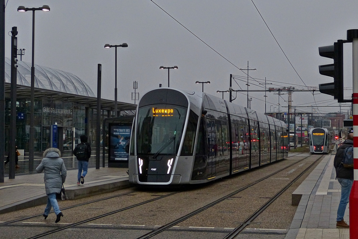 Straßenbahnfahrzeug 127 steht am Bahnhof in Luxemburg an der Haltestelle „ Gare Central“,                             bis zur Endhaltestelle  LUX EXPO  zählt die Strecke im Moment 15 Haltestellen,                                                      der Abstand zwischen den Beiden Endhaltepunkten beträgt ca. 7 Km,                                               für die Fahrzeit sind  24 Minuten angegeben,                                                                     im Moment wird im 5 Minuten Takt gefahren,                                                                                                er soll aber auf 4 Minuten gesenkt werden.  16.12.2020. (Hans)
    
Laut meiner Info ist dies das Neueste Fahrzeug, welches In Betrieb genommen wurde, am Ende sollen es 32 Fahrzeuge werden.                                    
