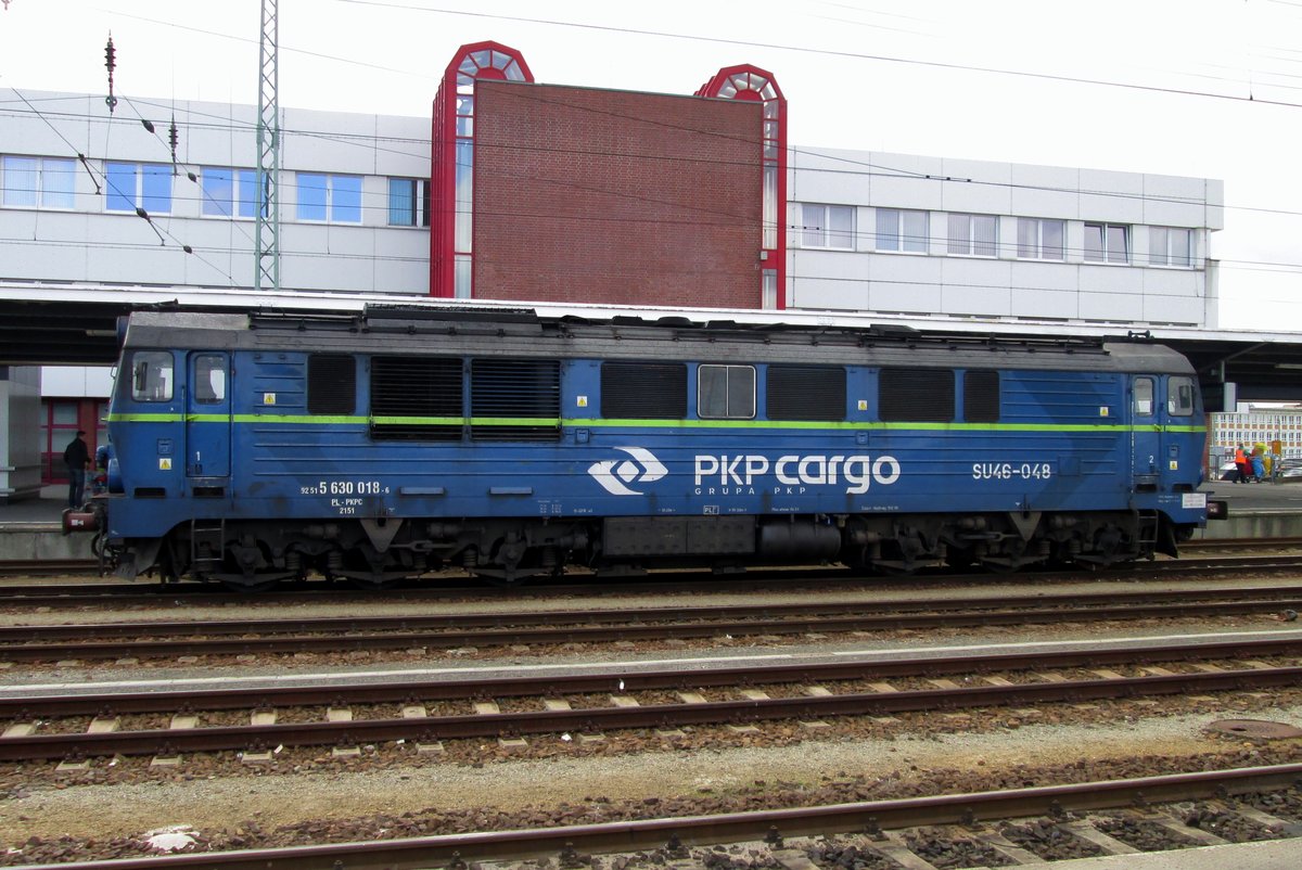 SU46-048 wartet auf EC 246 WAWEL in Cottbus am 23 September 2014.