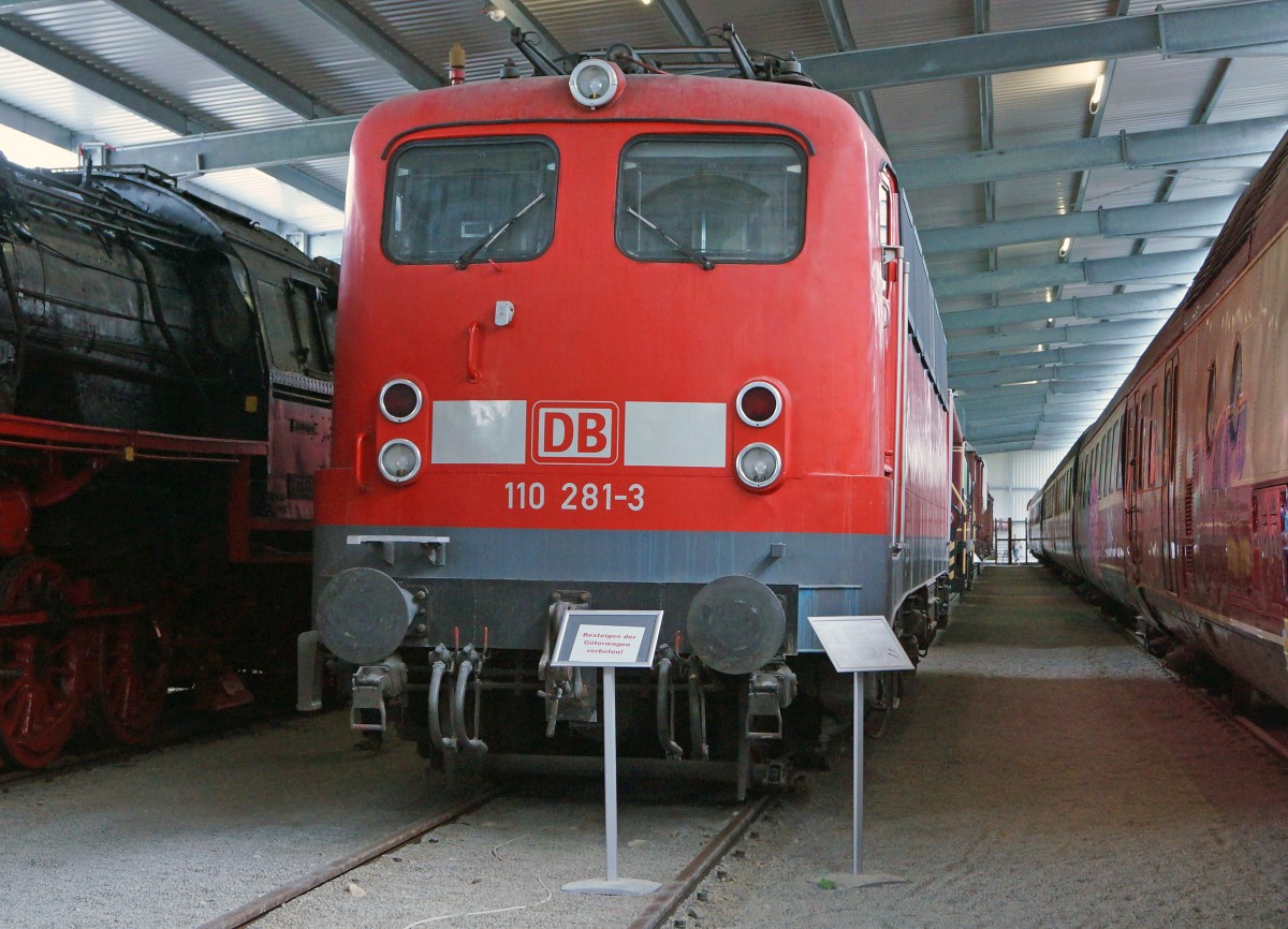 SVG: Bei der modernsten E-Lok die am 25. April 2015 im Museum der Eisenbahn Erlebniswelt Horb am Neckar aufgenommen werden konnte, handelt es sich um die 110 281 (1963) von DB Regio als Leihgabe.
Foto: Walter Ruetsch