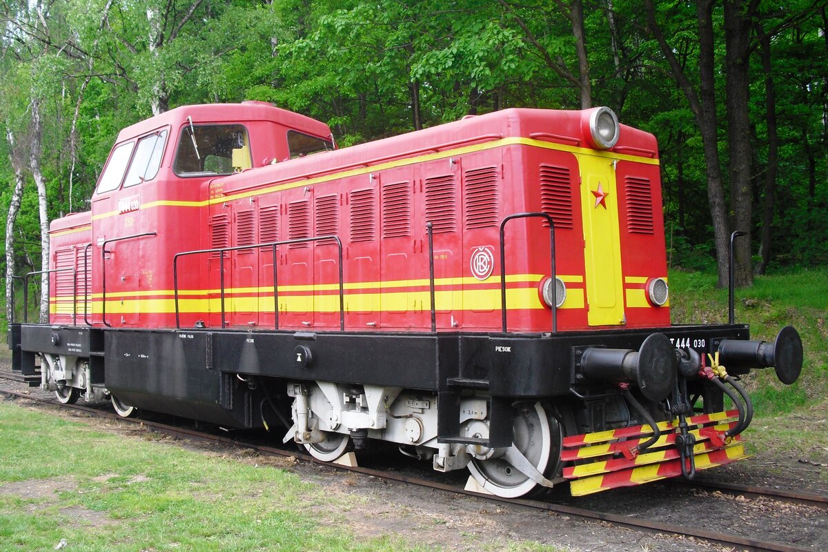 T 444 030 Karkulka (Rotkppchen) steht am 13 Mai 2012 ins Eisenbahnmuseum von Luzna u Rakovnika. Die T444.0 wurde spter zum Reihe 725.