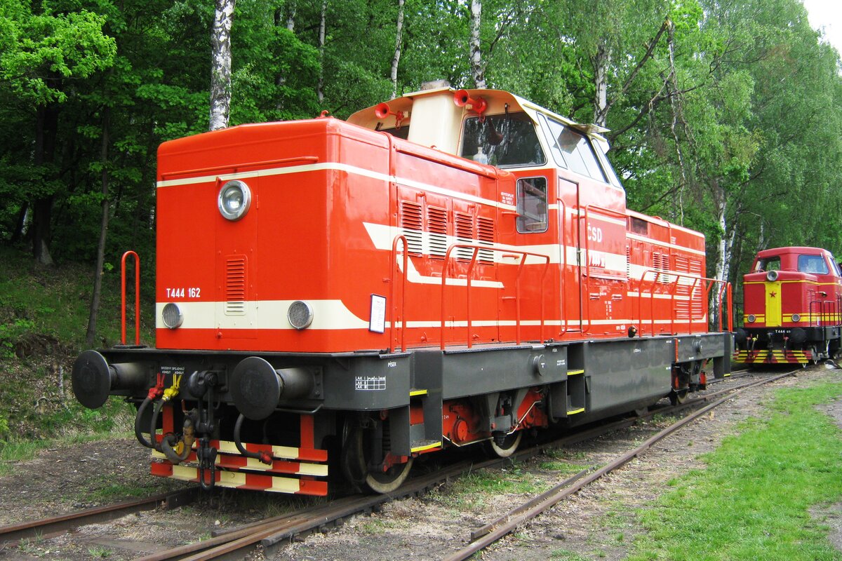 T444 162 steht am 13 Mai 2012 ins Eisenbahnmuseum von Luzna u Rakovnika. Diese Reihe Dieselloks war bei der CD als 726 eingereiht.