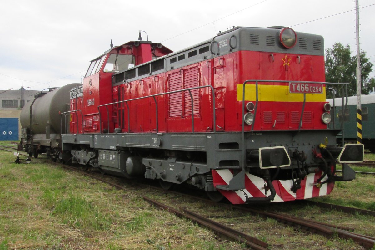 T466 0254 steht am 30 Mai 2015 ins Bw Vrutky Nakladi Stanica. 