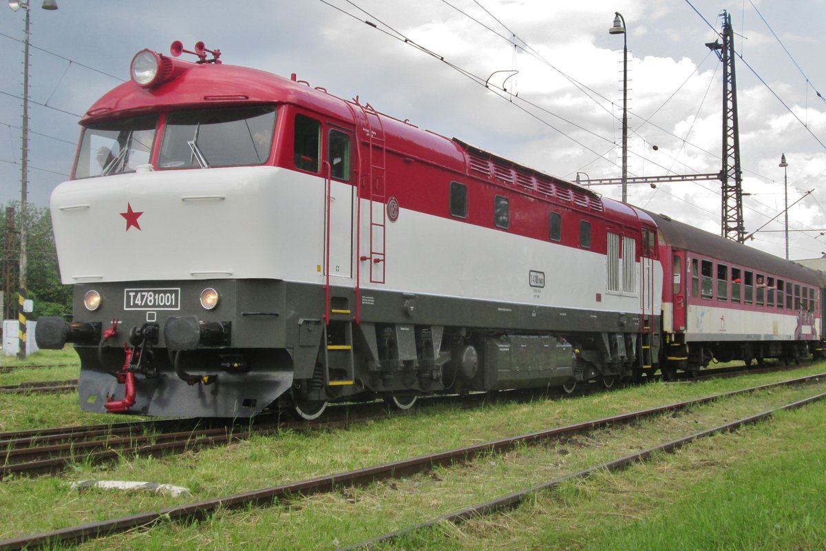 T478 1001 steht mit ein Sonderzug am 30 Mai 2015 in Vrutky Nakladi Stanica.