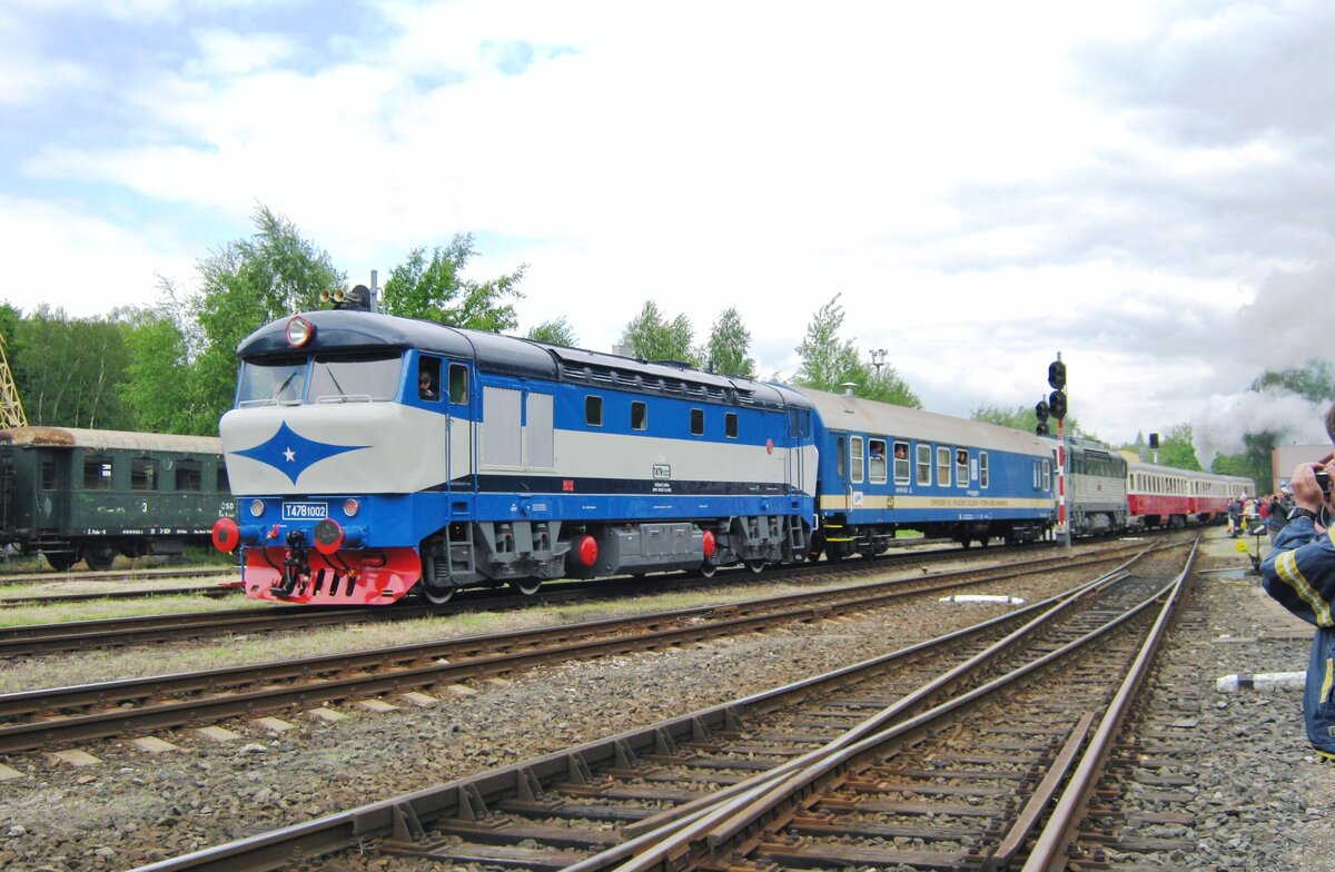 T478 1002 rangiert mit ein Teil eines Sonderzuges in Luzna u Rakovnika am 13 Mai 2012.