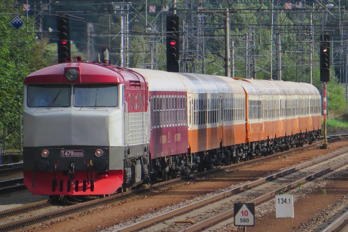 T478 1006/751 006 war die 1. Bardotka mit die eckiger Kabinen und steht am 10 September 2022 mit ein Sonderzug in Benesov u Prahy.