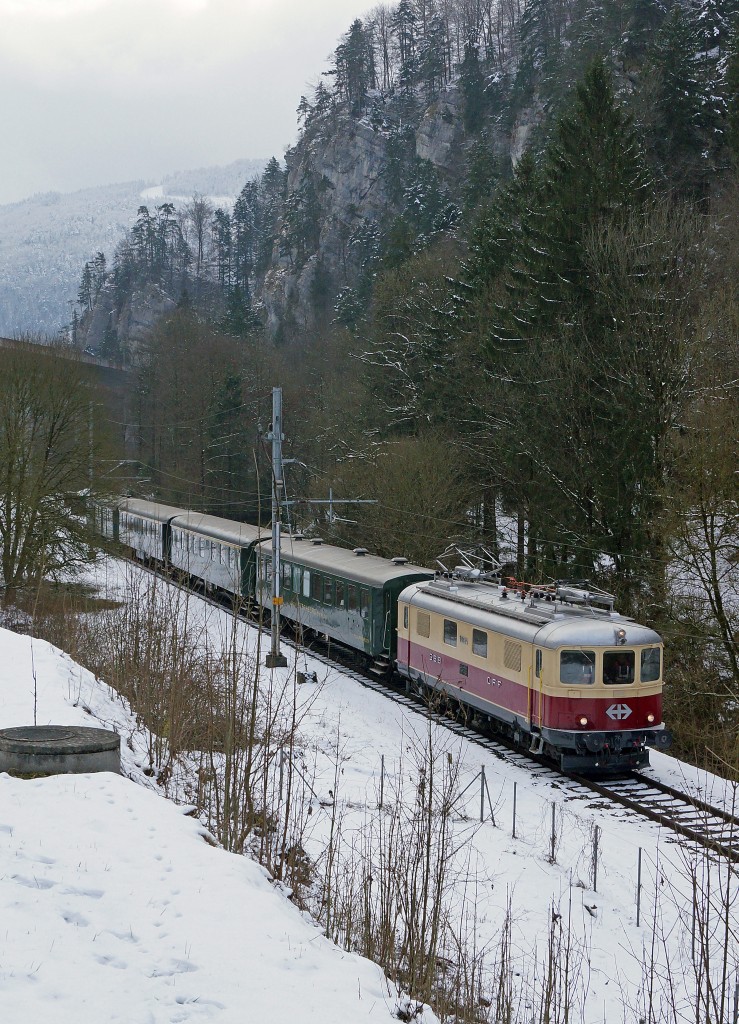 TEE-Classics: Re 4/4 I 10034 mit einem Sonderzug zwischen Reuchenette-Pry und SoncebozSombeval am 24. Januar 2015.
Foto: Walter Ruetsch