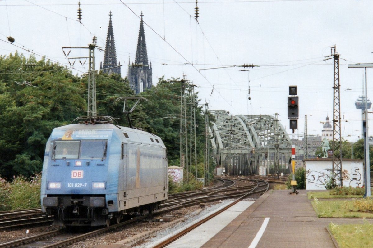 Tfzf für 101 029 durch Köln Deutz am 13 April 2000.