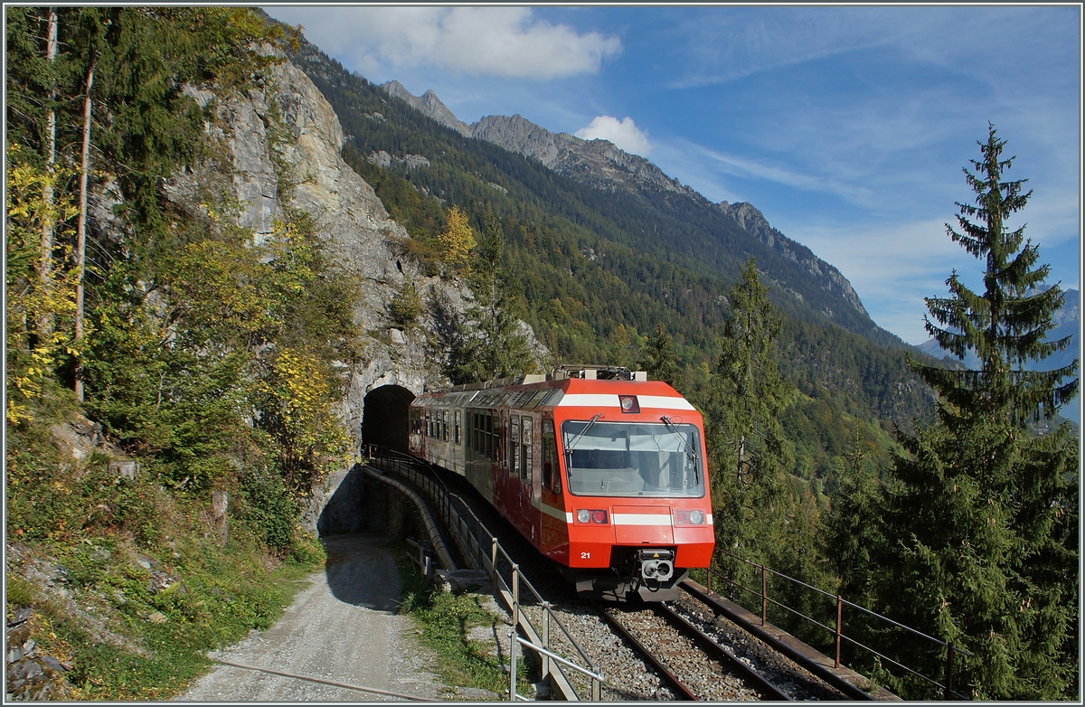 TMR (M-C) BDeh 4/8 21 (SNCF Z800 UIC N° 90 85 838 0821-1 CH-TMRSA) unterwegs nach Martigny zwischen Finhaut und Le Trétien. 
3. Oktober 2014