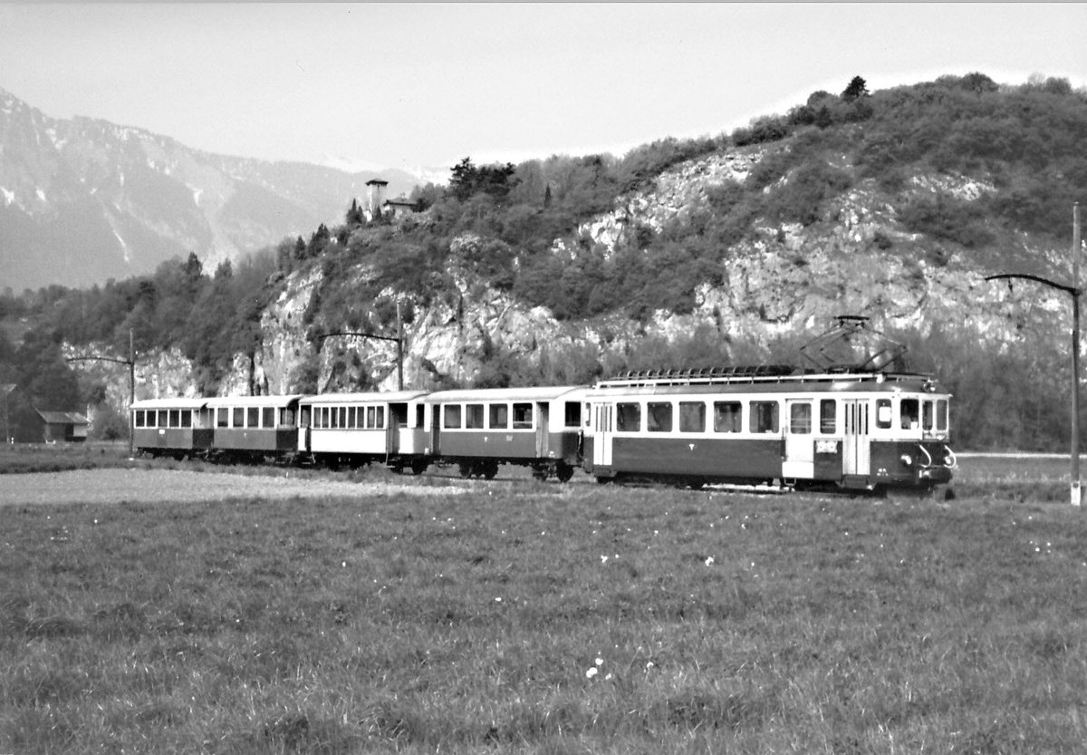 TPC/AOMC: Während einer Revision von B4 gelangten B2 zum Einsatz auf der Strecke Aigle-Monthey. Der seltene Zug mit einem nicht erkennbaren BDeh 4/4 wurde im Jahre 1980 verewigt.
Foto: Walter Ruetsch