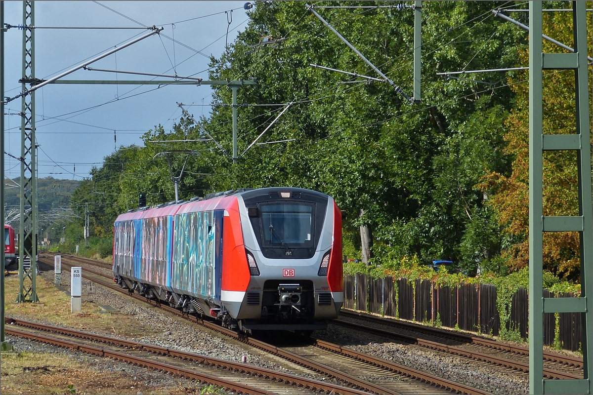 Triebzug der Hamburger S-Bahn 490 603 kommend aus Richtung Stade durchfhrt den Bahnhof von Buxtehude in Richtung Hamburg-Haarburg. 17.09.2019