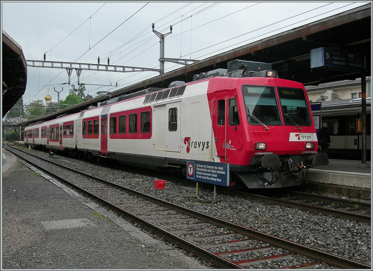 Trotz Fahrzeugmangel bei der PBr pendelt ein Travys Dominio als  Train des Vigens  zwischen Vevey und Puidoux - Chexbres, heute Vormittag, infolge Untersphlung der Strecke Vevey - Lausanne bei Lutry sogar im Haldbstundentakt. Vevey,den 5. Mai 2015