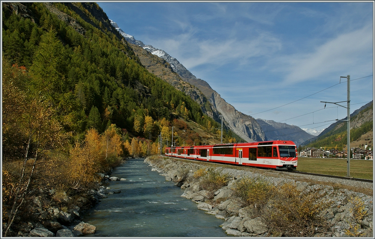 Trotz Nebensaison fahren meist zwei  Kommenten  als Regionalzug Brig - Zermatt, so wie hier der MGB Zug 250 von Zermatt nach Birg kurz vor Tsch.
21. Okt. 2013