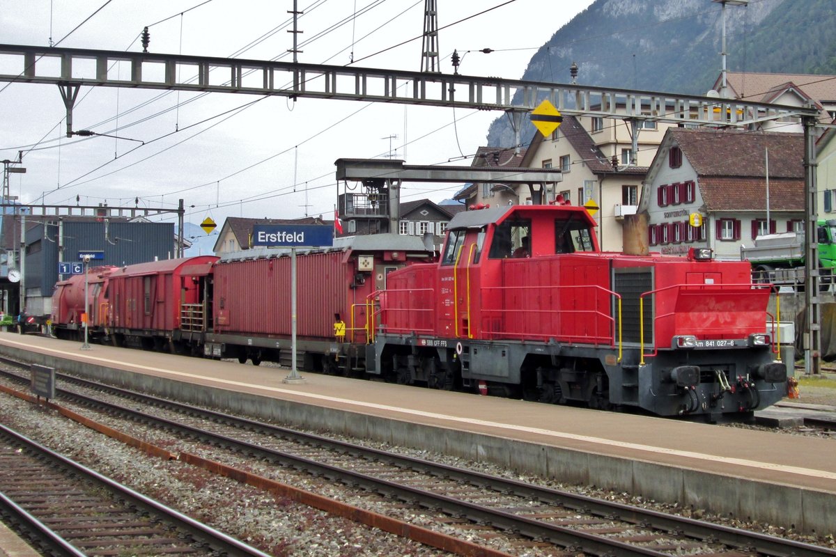 Tunnelrettungszug mit 841 027 steht abgestellt in Erstfeld am 4 Juni 2014.