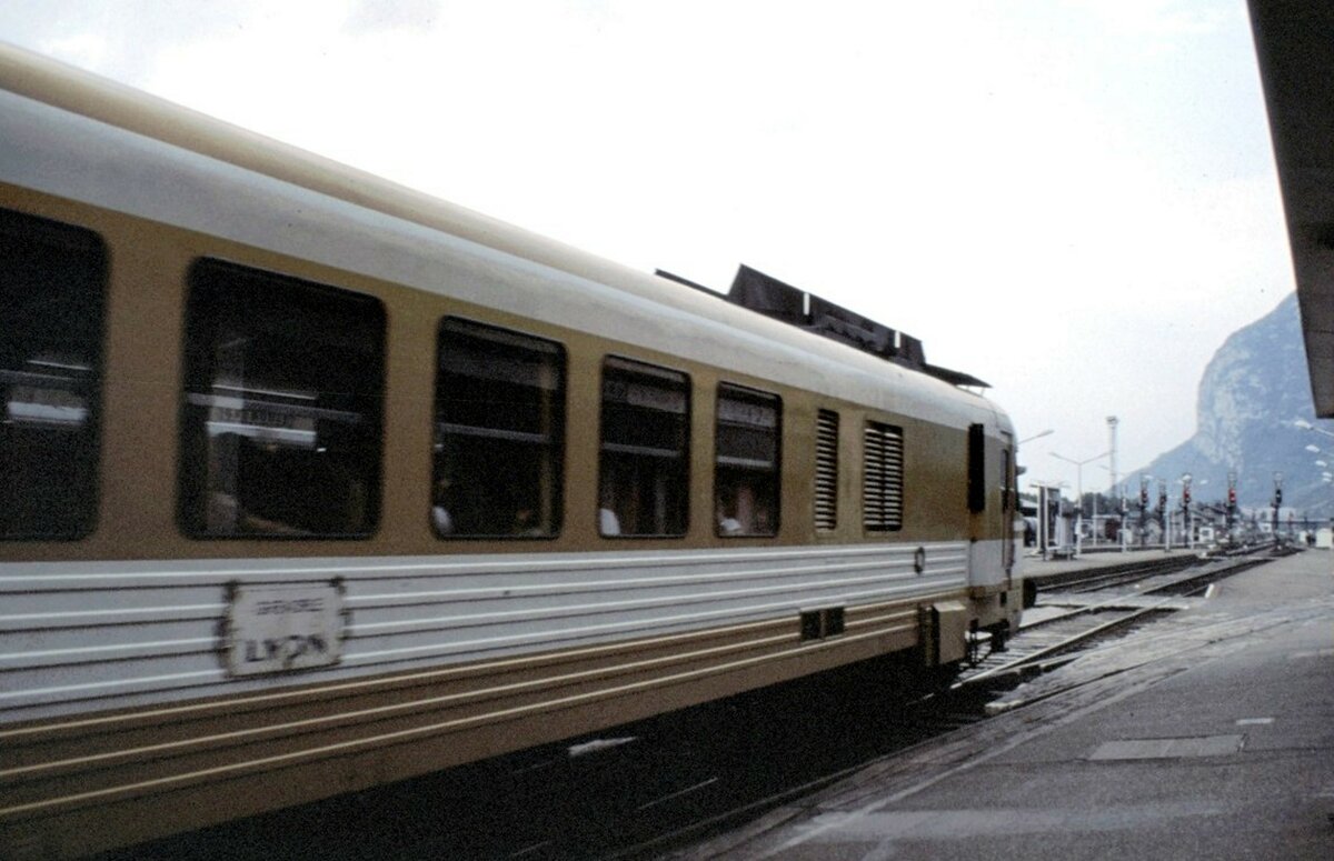 Turbotriebwagen ETG T 1505 fhrt in Grenoble ein am 17.08.1979 ein.