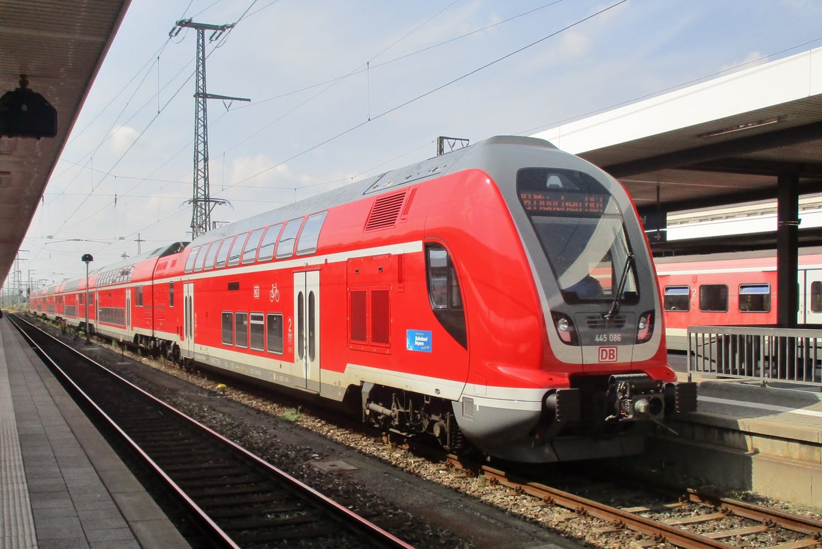 TWINTEXX 445 086 steht am 6 September 2018 in NÜrnberg Hbf. 