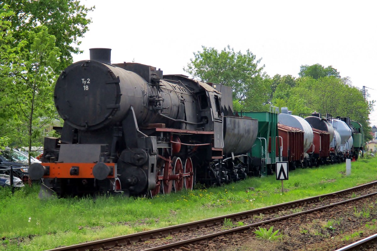 Ty2-18 steht mit ein Quasi-Fotoguterzug am 1 Mai in Jaworzyna Slaska.