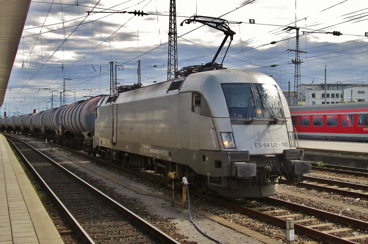 U2-100 durchfahrt rarerweise mit ein Kesselwagenzug Nürnberg Hbf am 15 September 2015.