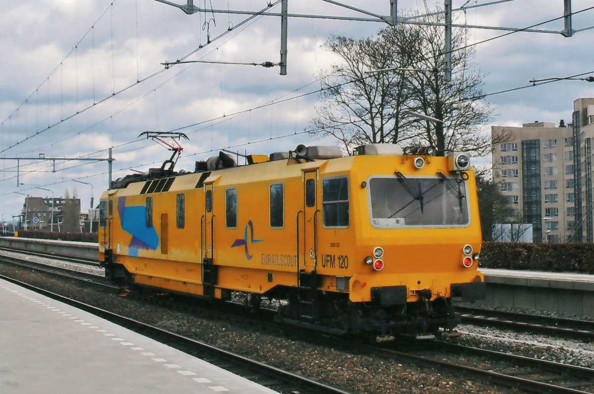 UFM-120 verlässt am 22 september 2009 Nijmegen.
