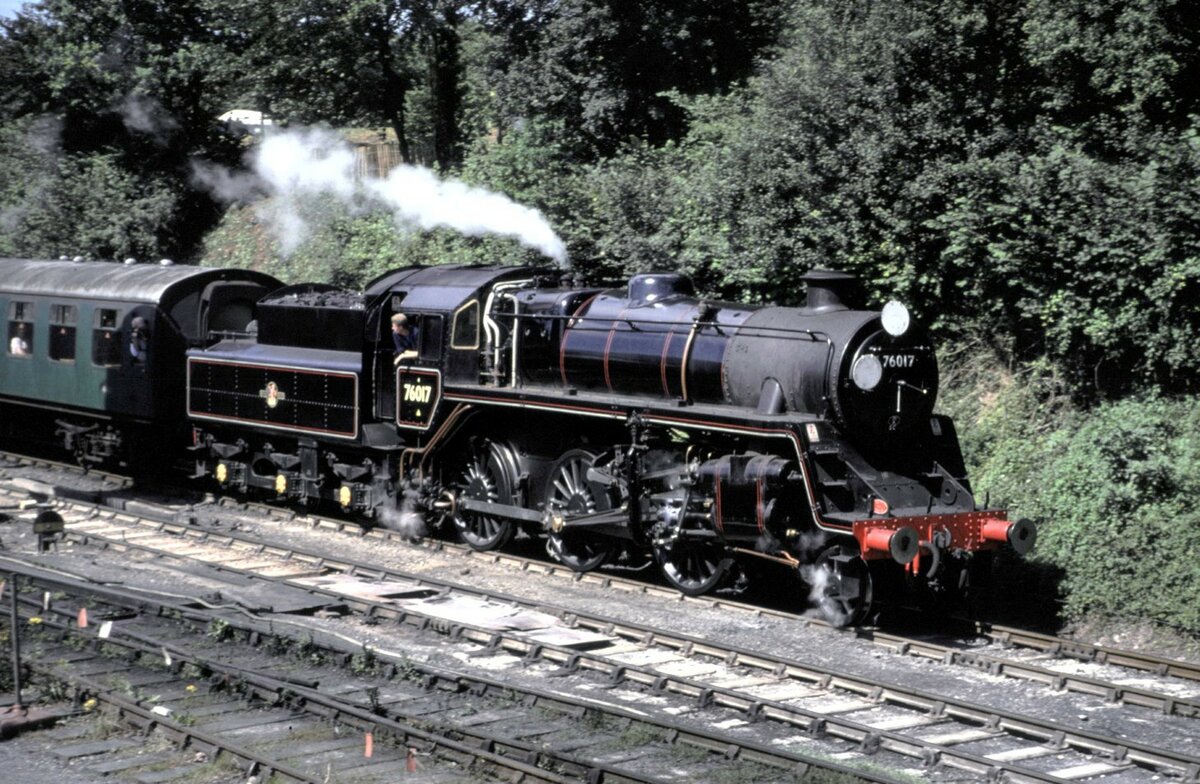 UK Midhants Bahn Standard class 4   2-6-0  Nr.76 017 bei Ropley im August 1991.