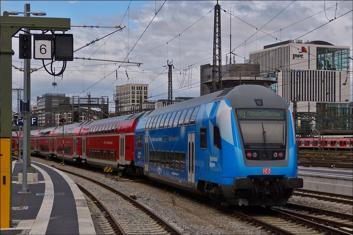 Umsteigepause in München. DB Steuerwagen in Blau vom Bahnland Bayern,  (DB 50 80 86-75-083-5 DBpbzfa) fährt soeben aus dem Bahnhof aus, Zuglok ist  die 245 009.  23.09.2018  (Hans)