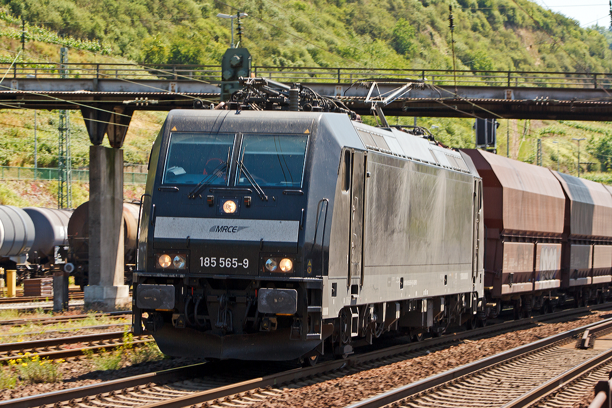 
Und noch eine schwarze MRCE und auch z.Z. für die NIAG (Niederrheinische Verkehrsbetriebe AG) fahrend, aber der feine Unterschied es ist eine TRAXX F140 AC2 (BR 185.2), dies kann man sehr gut erkennen an den Trittstufen und Griffstangen links und rechts der Puffer, eine 185.1 hat diese nicht.

Die MRCE (Mitsui Rail Capital Europe B.V) 185 565-9 mit einem leeren Kohlenzug fährt am 06.06.2014 durch Linz am Rhein in Richtung Norden. 
 
Die TRAXX F140 AC2 (BR 185.2) wurde von Bombardier in Kassel 2005 unter der Fabriknummer 33770 gebaut und an die MRCE geliefert. 
Sie hat die NVR-Nummer 91 80 6185 565-9 D-DISPO und die EBA-Nummer EBA 03J15D 018. Sie hat die Zulassungen für Deutschland, Österreich und Schweiz
