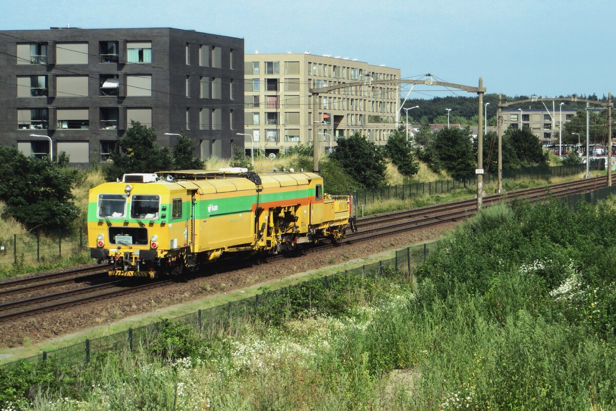 UniMat 204 töfft durch Tilburg-Reeshof am 23 Juli 2021.