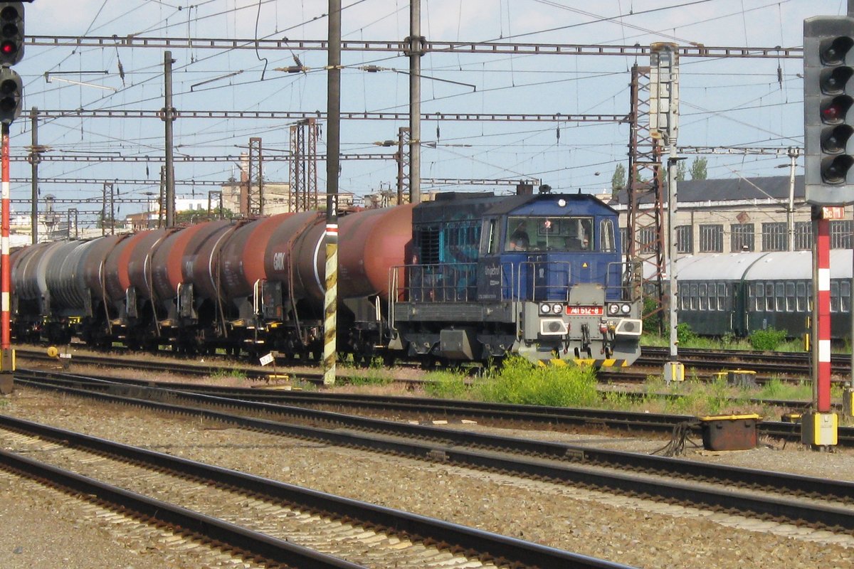UniPetrol Doprava 741 512 verlässt Pardubice mit ein Ölzug am 31 Mai 2012.