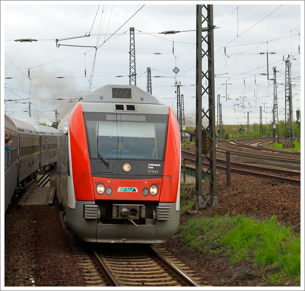 Unserem Dampfsonderzug kommt am 28.04.2013 zwischen Darmstadt und Frankfurt der VIAS VT 113 (95 80 0615 113-7 und 95 80 0615 613-6 D-VIAS) ein zweiteiliger Bombardier Itino D entgegen. 

Der Triebzug wurde 2005 bei Bombardier unter den Fabriknummern 24623 und 24624 gebaut. Der dieselhydraulische Triebzug mit der Achsformel B'(2)B' hat zwei Dieselmotore mit je 500 kW.