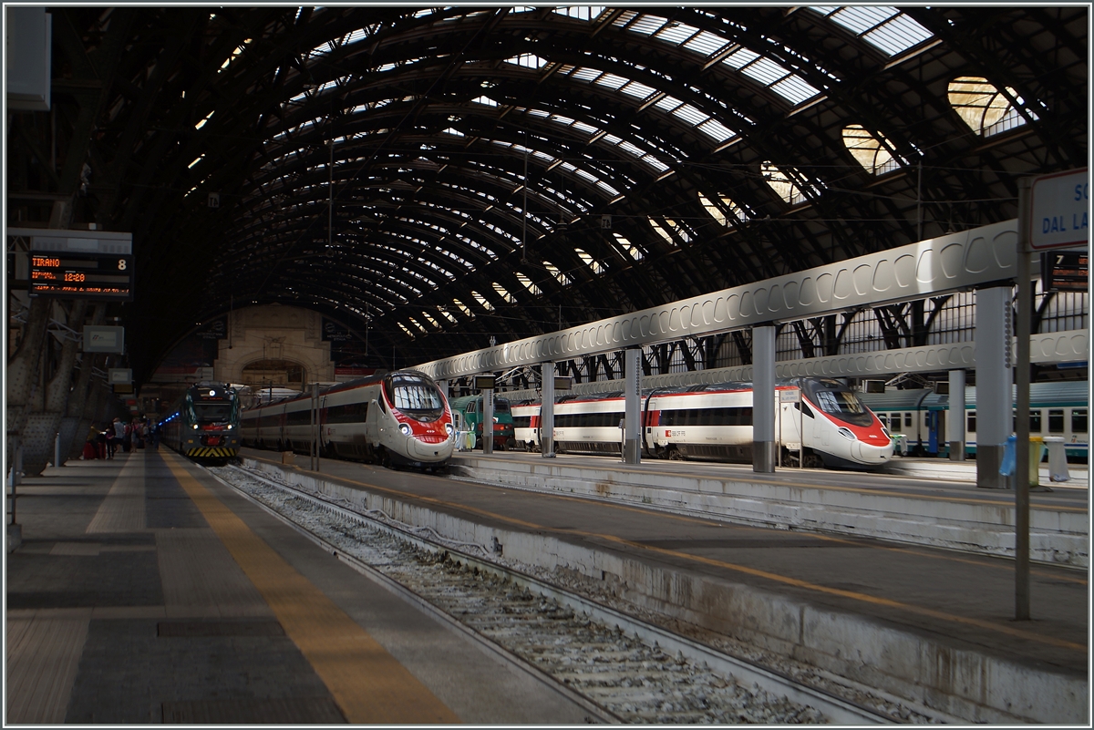 Unter andern warten in Milano ein SBB RABe 503 und ein SBB ETR 610 auf die Abfahrt nach Zürich bzw. Genève.
22. Juni 2015 