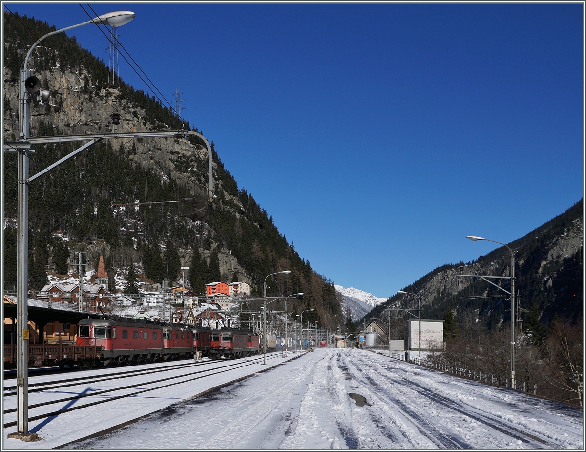 Unvermutet wurde nicht nur der nach Norden fahrende Güterzug in Göschenen für eine Überholung auf ein Nebengleis geleitet, sondern auch ein nach Süden strebender. 
11. Feb. 2016