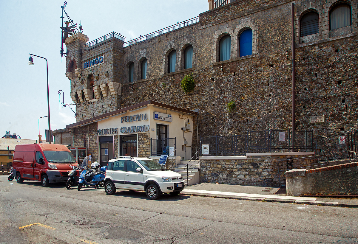 Unweit und oberhalb des Bahnhof Genova Piazza Principe befindet sich die Talstation der kleinen Zahnradbahn Ferrovia Principe Granarolo, hier am 23.07.2022.
