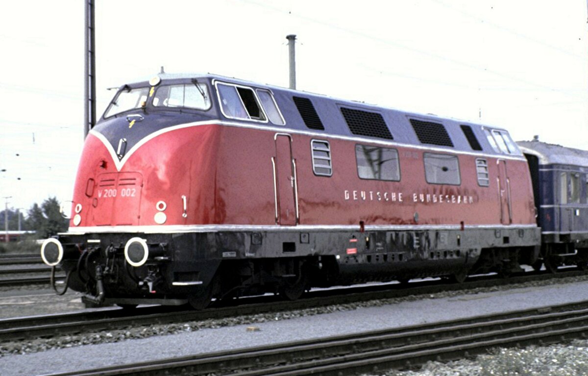 V 200 002 mit dem Rheingold der 50er Jahre, Programm-Nummer 8.7 Fernschnellzug Blauer F-Zug mit AB4ü-38, WR4ü-39 und C 4ü-38 in Nürnberg bei der Parade 150 Jahre Deutsche Eisenbahn am 14.09.1985.