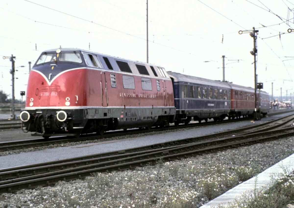 V 200 002 mit Rheingold/Rheinpfeil der 50er Jahre bei der Parade 150 Jahre Deutsche Eisenbahnin Nürnberg am 14.09.1985.