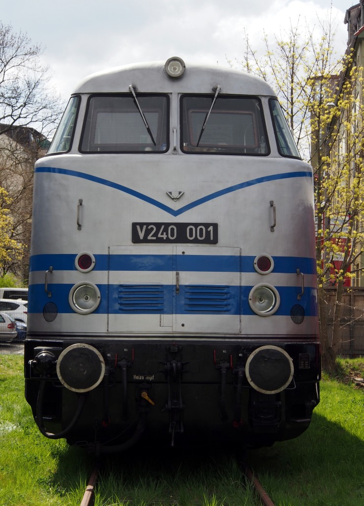V 240 001, der Prototyp mit 2x883kW (1200 PS), ehemals als 118 202 im Einsatz ist ausgestellt beim 7. Dampfloktreffen im Bw Dresden Altstadt am 17.04.2015.