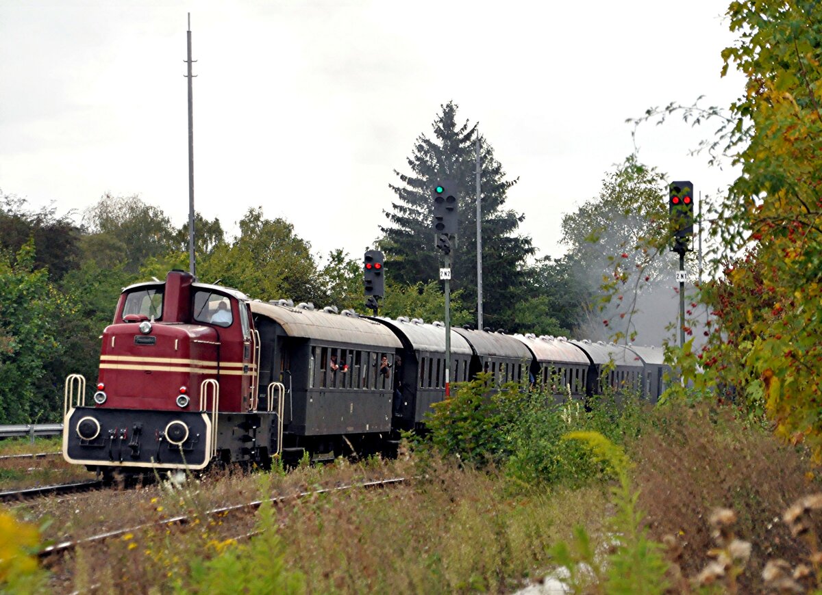 V 70 01 der SAB von Gmeinder Baujahr 1959 hilft den Sonderzug mit der 97 501 zu schieben, Herrlingen im Blautal am 30.09.2023.