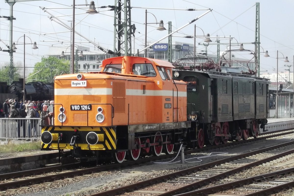 V60 1284 rangiert mit E 77-10 in Dresden Hbf am 11 April 2014.