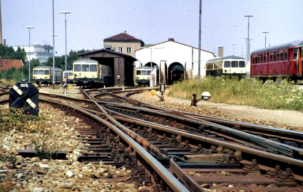 Verschiedene 515 und 815 in Buchloe am 24.07.1985.