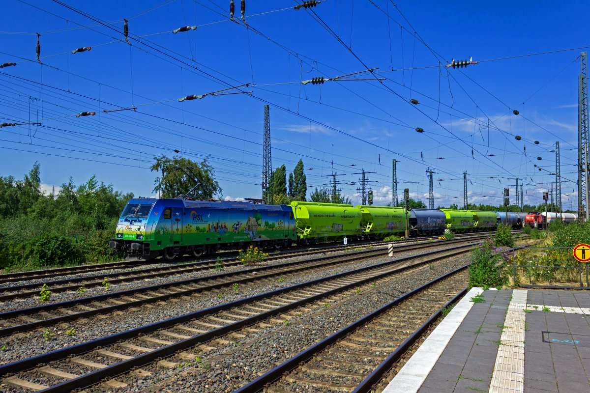 Verschiedene Lokomotiven der HSL sind mit ansprechenden Werbebeklebungen versehen. 185 642, die hier in Hamm unterwegs ist, ist als  EcoRider  unterwegs und zeigt, wie umweltvertrglich der Schienenverkehr ist.