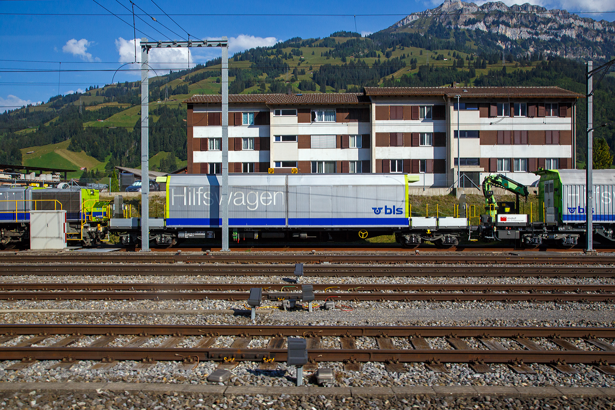 Vierachsiger BLS Hilfswagen (für den Lötschberg-Basistunnel) Xas 99 85 9377 506 - 2 CH-BLSN der BLS Netz AG am 08.09.2021 beim Bahnhof Frutigen (aufgenommen aus einem Zug heraus).

TECHNISCHE DATEN (laut Anschriften):
Spurweite: 1.435 mm (Normalspur)
Länge über Puffer: 19.640 mm
Drehzapfenabstand: 14.200 mm
Achsstand im Drehgestell: 1.800 m
Eigengewicht: 27,4 t
Höchstgeschwindigkeit geschleppt: 100 km/h
Max. Ladegewicht: 52,6 t (ab Streckenklasse C)

