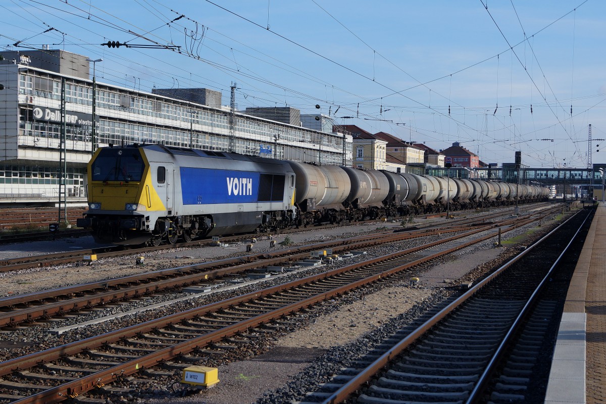 VOITH: Diesellokomotive mit einem Kesselwagenzug anlsslich der Bahnhofsdurchfahrt Regensburg am 21. November 2014.
Foto: Walter Ruetsch